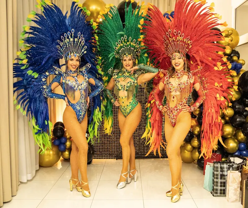 Trzy tancerki 100% Samba Show w strojach z piórami