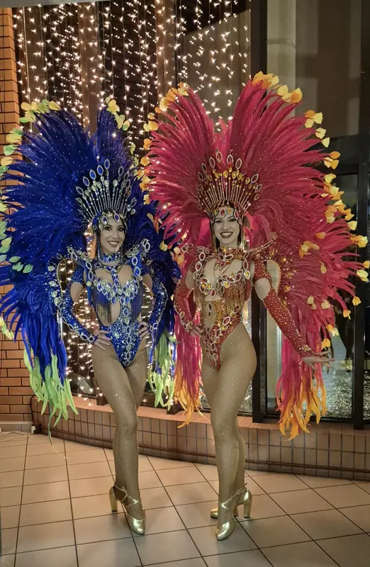 Dwie tancerki 100% Samba Show w strojach z piórami