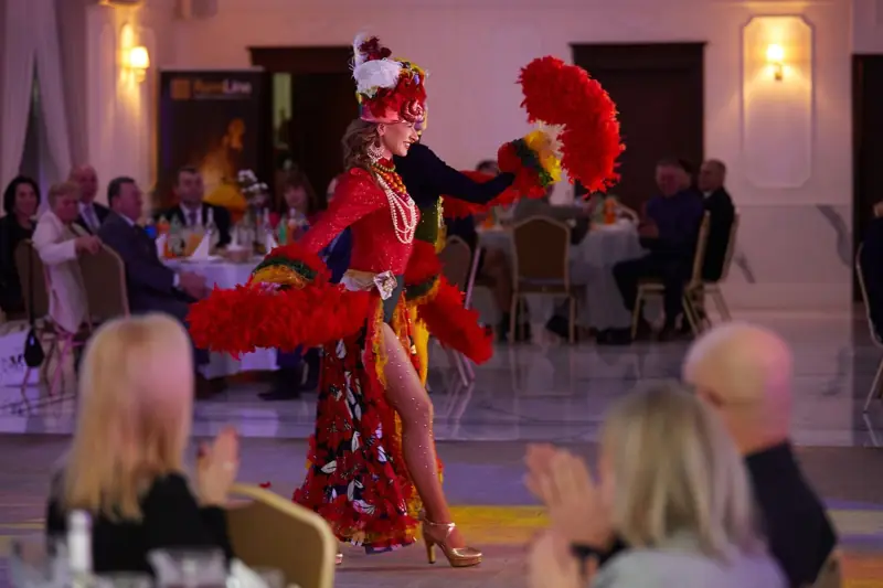 Carmen Miranda Show: tancerka w stylu retro na gali